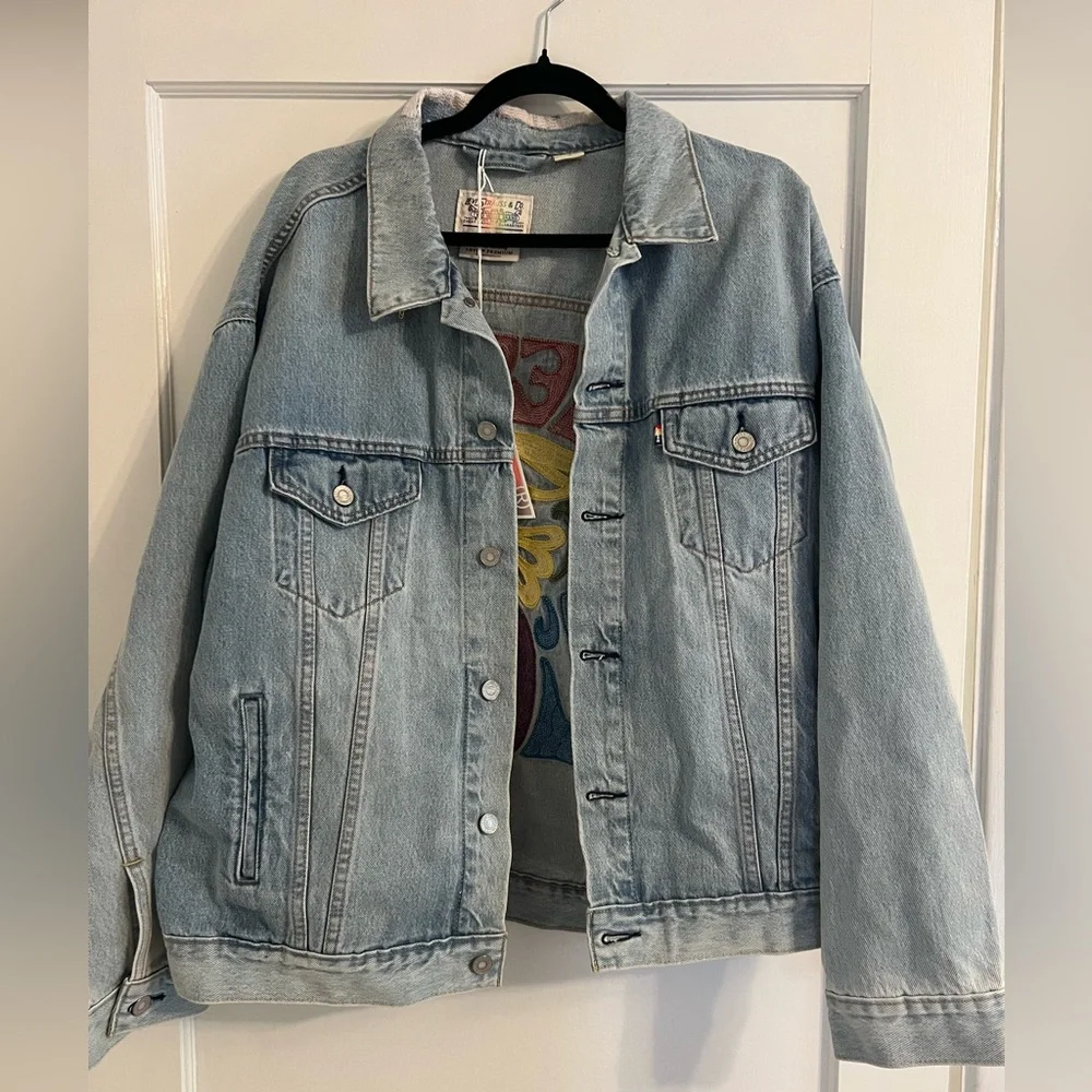 🔥 NWT Levi’s Limited Edition Pride Jean Jacket - “Let Us Love” - Size L 🔥 - Picture 1 of 6